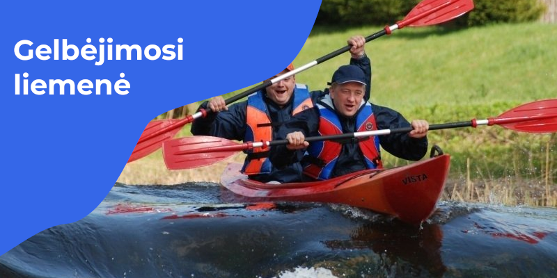 Turistai su gelbėjimosi liemenėmis